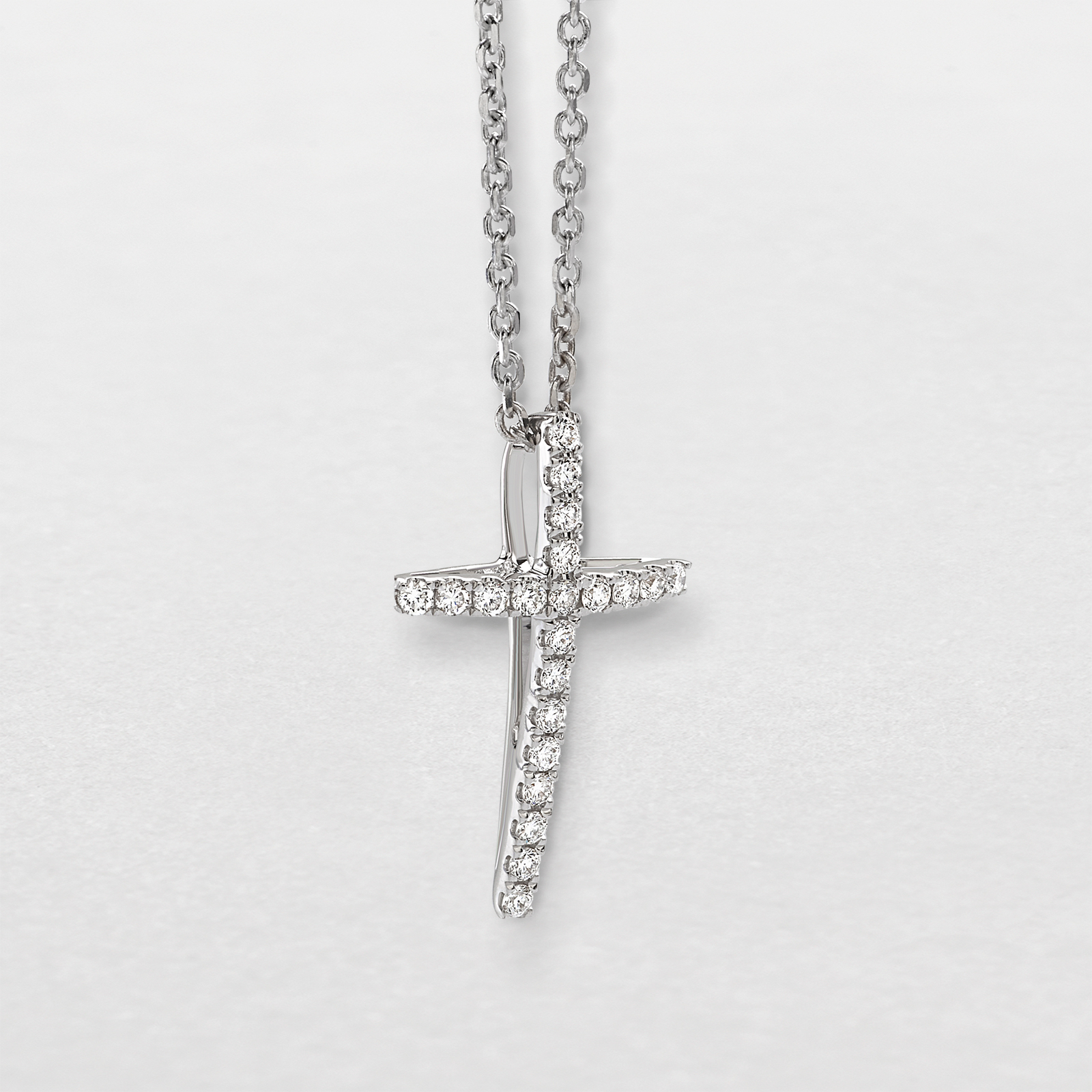 white gold and diamonds necklace