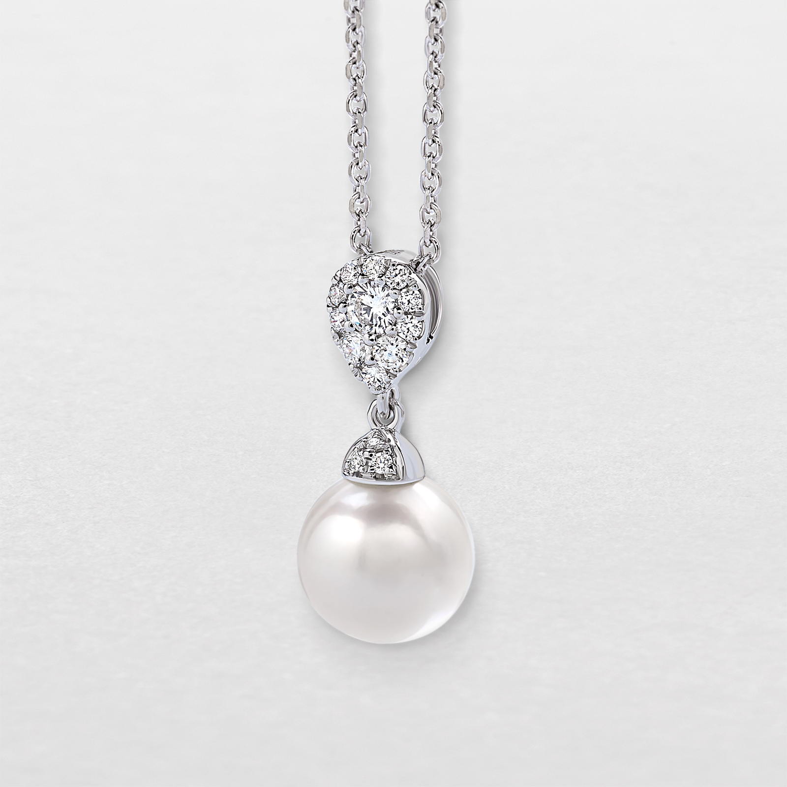 girocollo in oro bianco, diamanti e perla