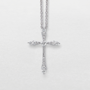 white gold and diamonds necklace