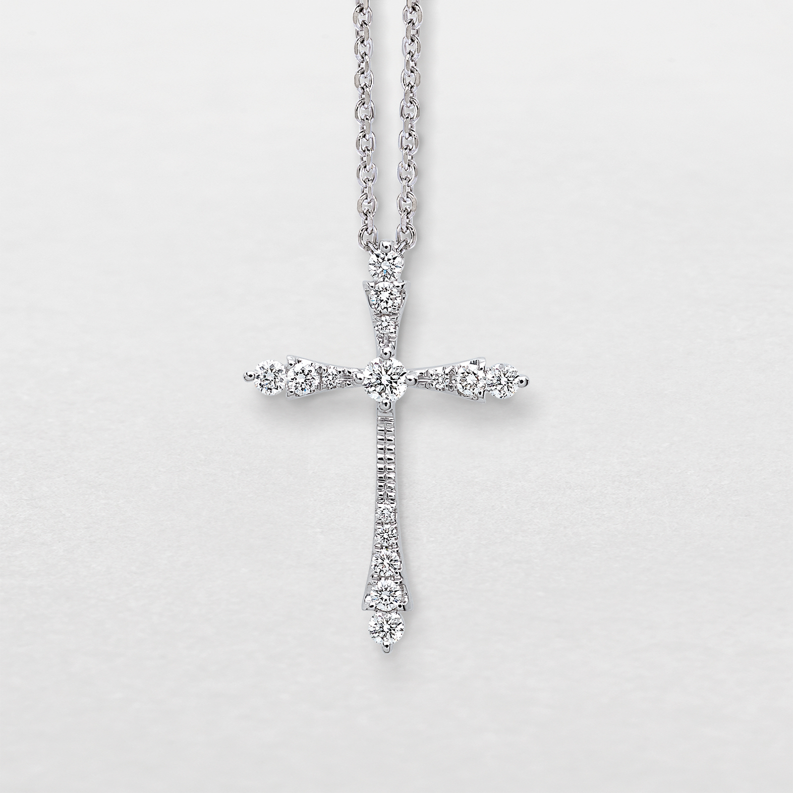 white gold and diamonds necklace