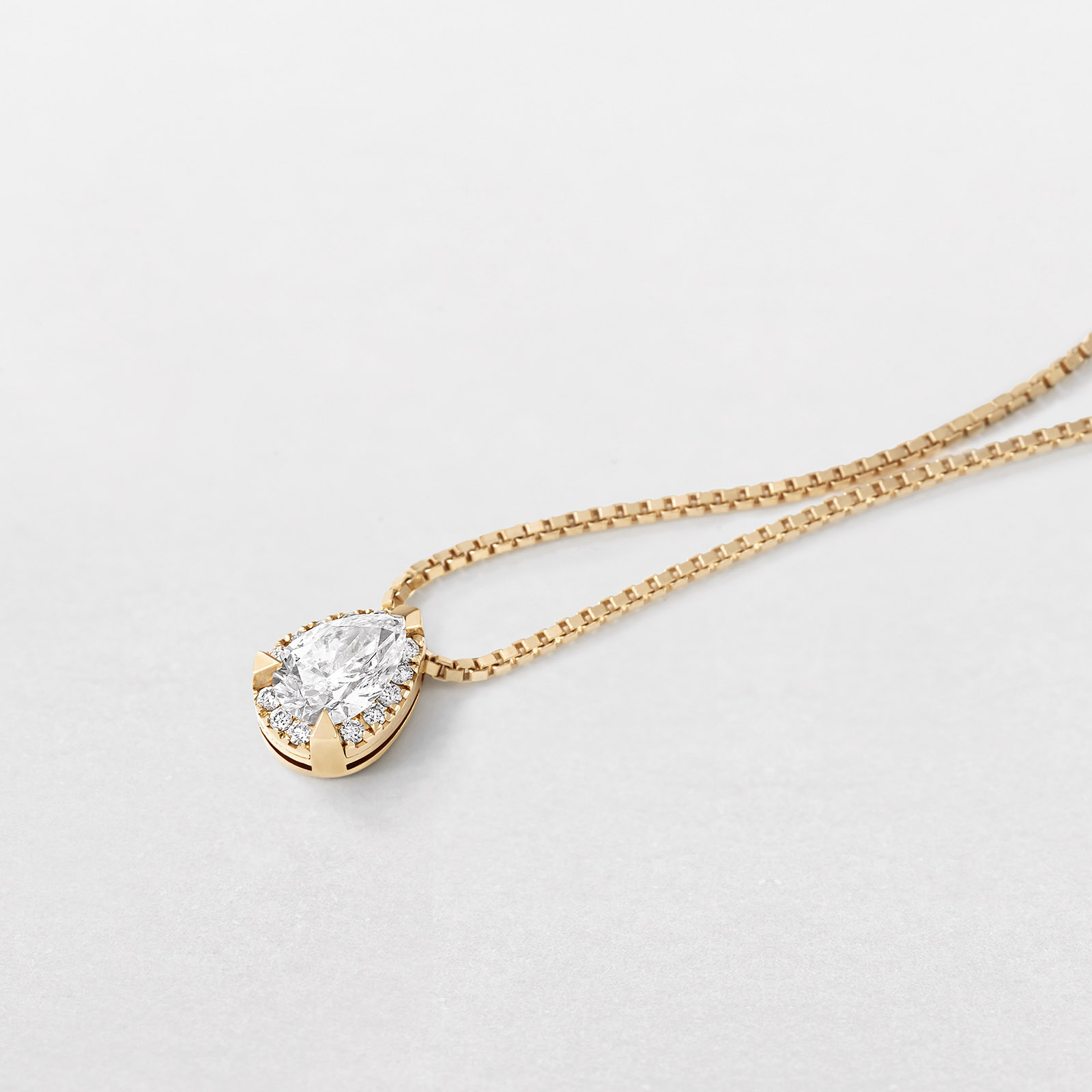 rose gold and diamonds necklace