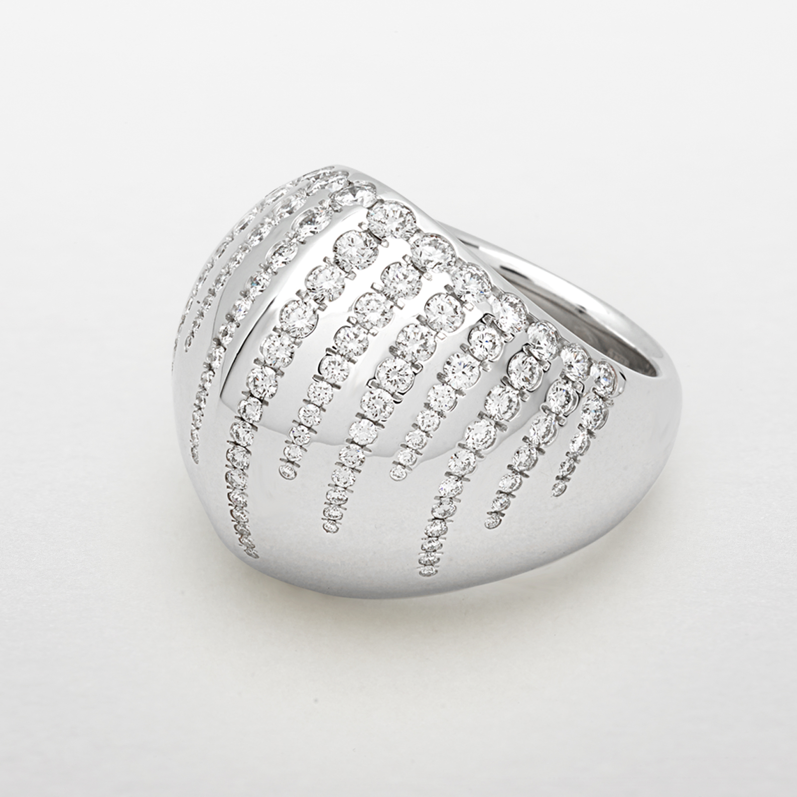 anello in oro bianco e diamanti