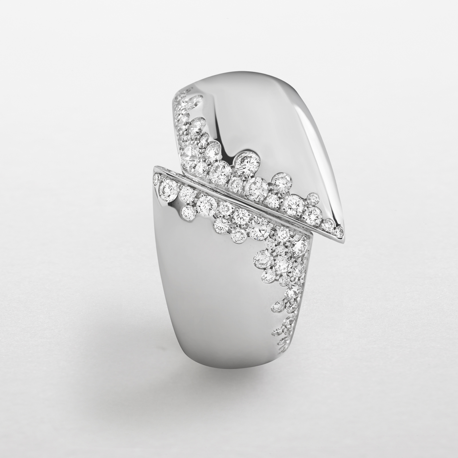 anello in oro bianco e diamanti