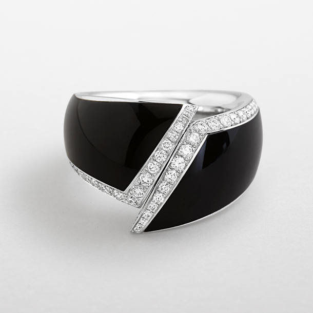 anello in oro bianco, onice e diamanti