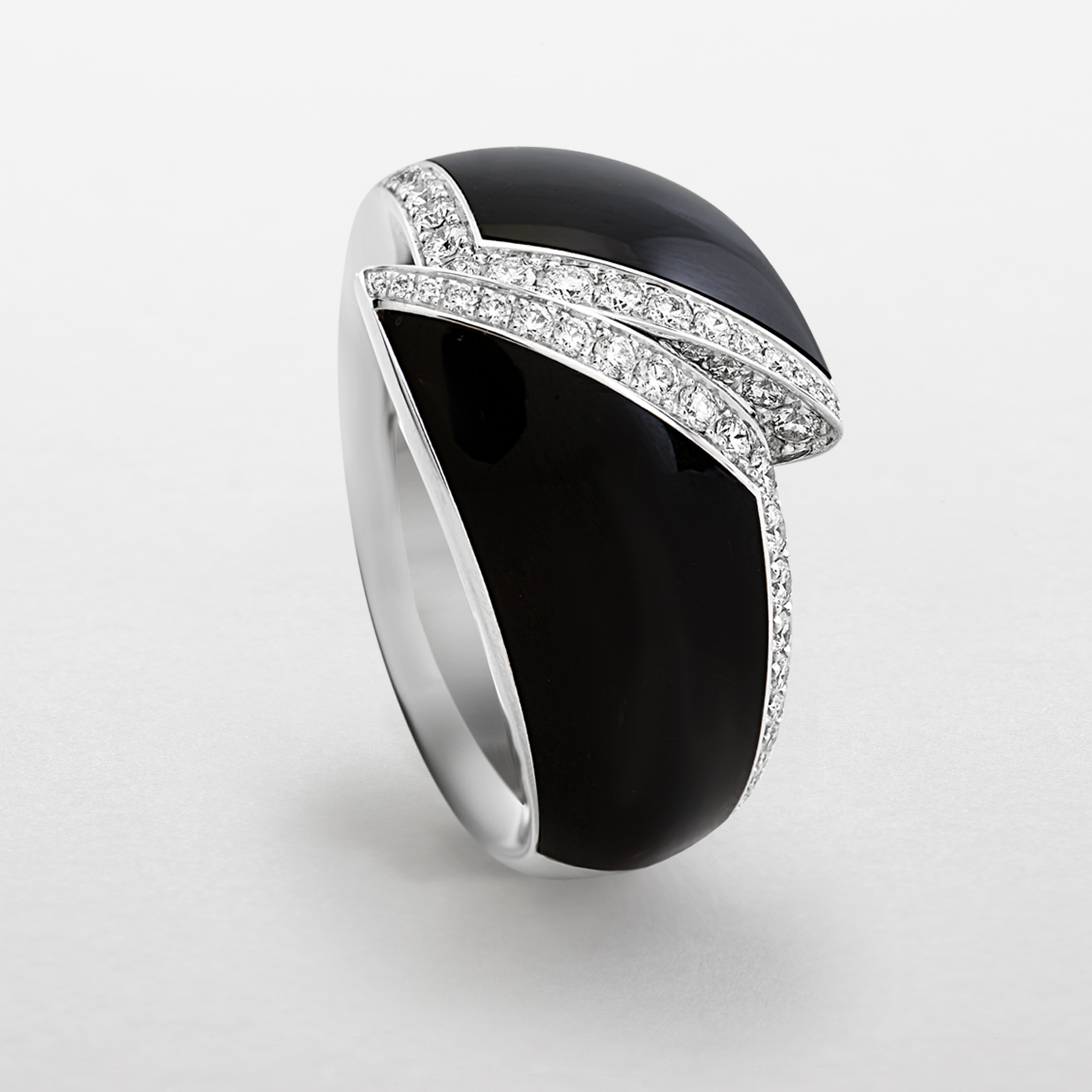 anello in oro bianco, onice e diamanti