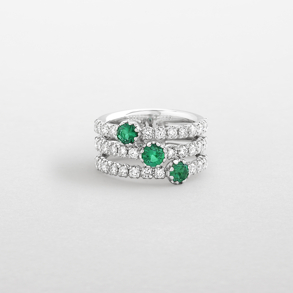 anello in oro bianco, diamanti e smeraldi