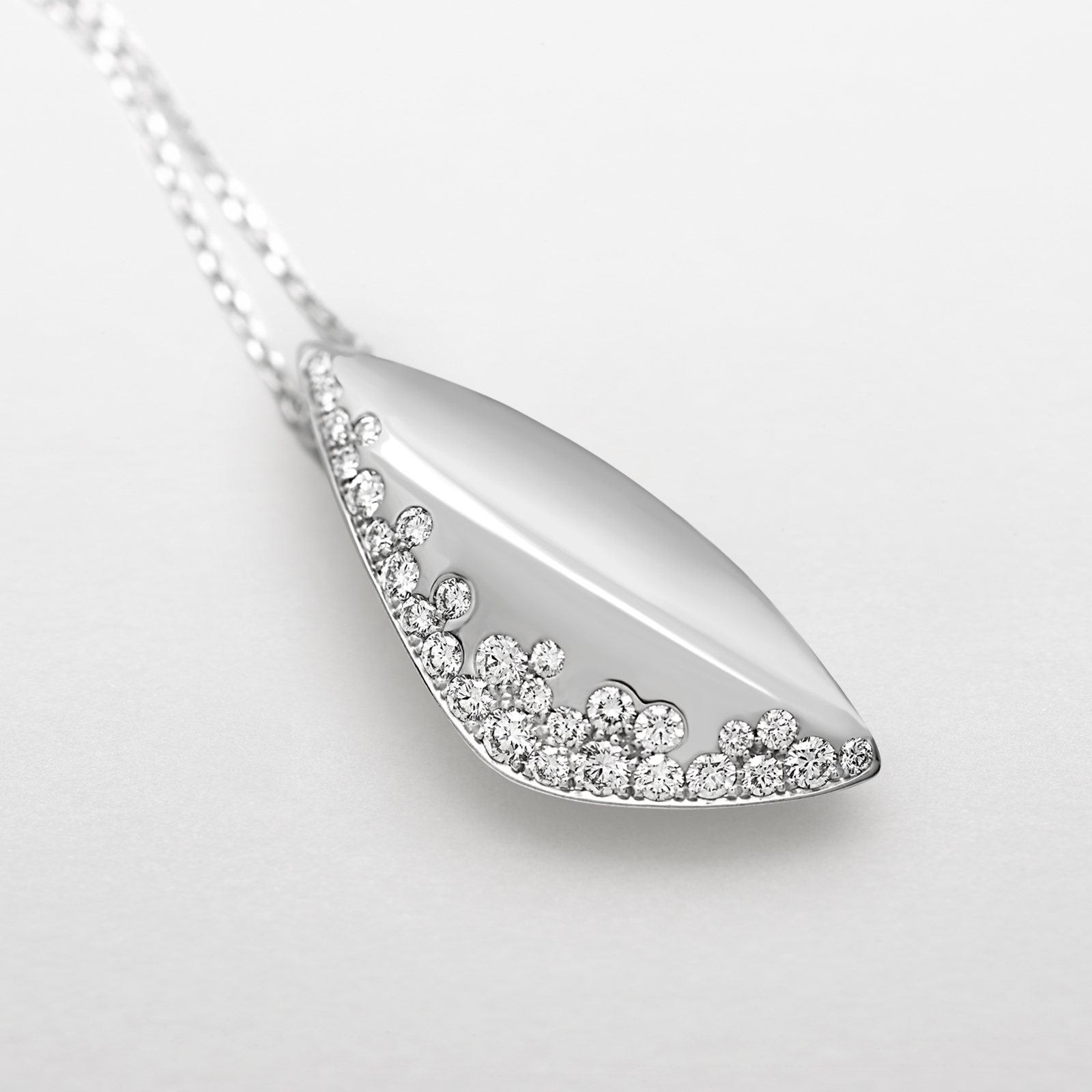 girocollo in oro bianco e diamanti