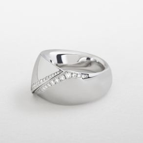 anello in oro bianco e diamanti