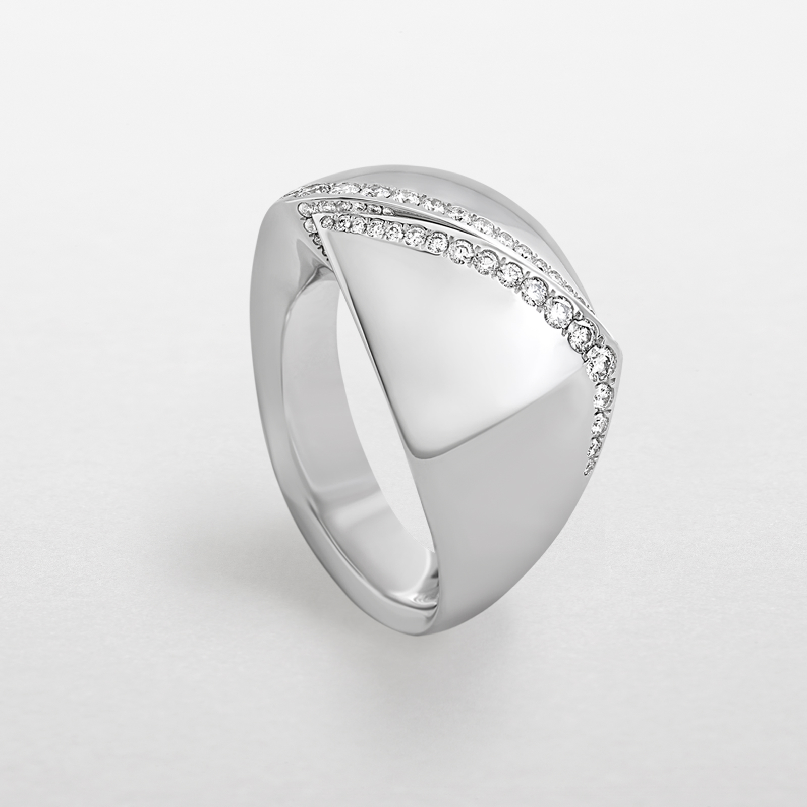 anello in oro bianco e diamanti