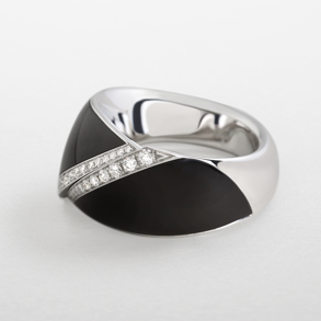 anello in oro bianco, onice e diamanti