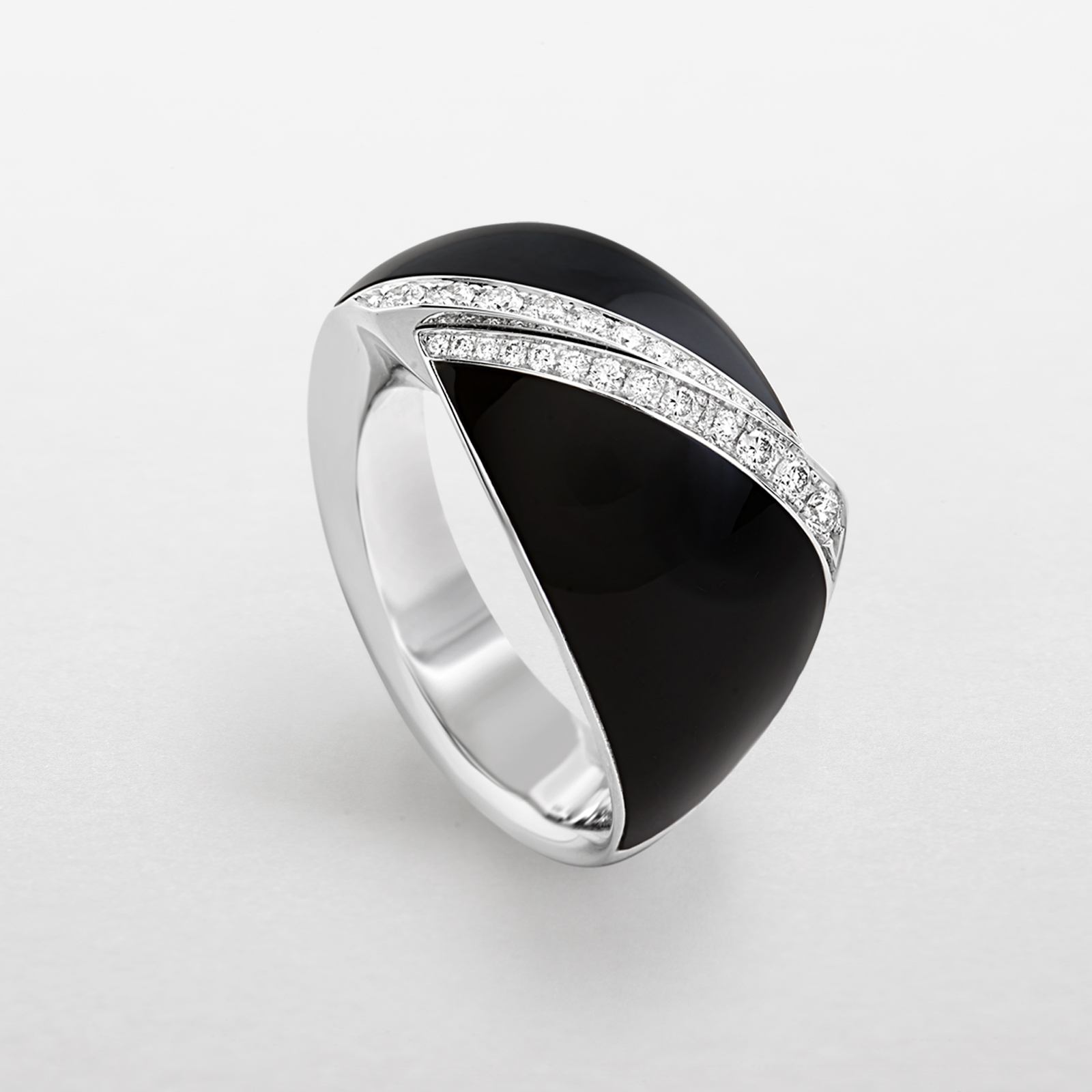 anello in oro bianco, onice e diamanti