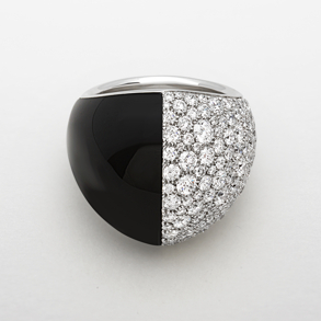 anello in oro bianco, onice e diamanti
