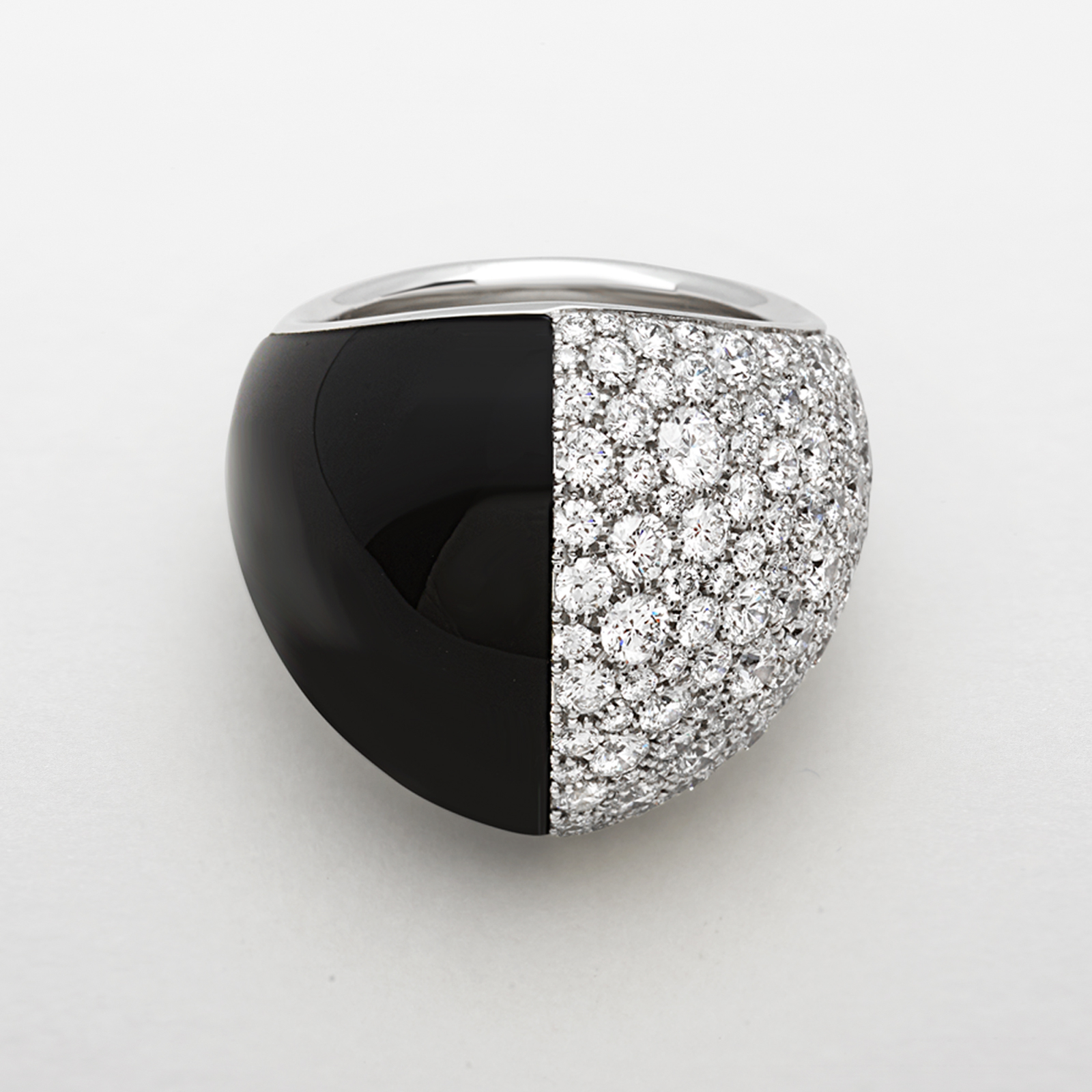 anello in oro bianco, onice e diamanti