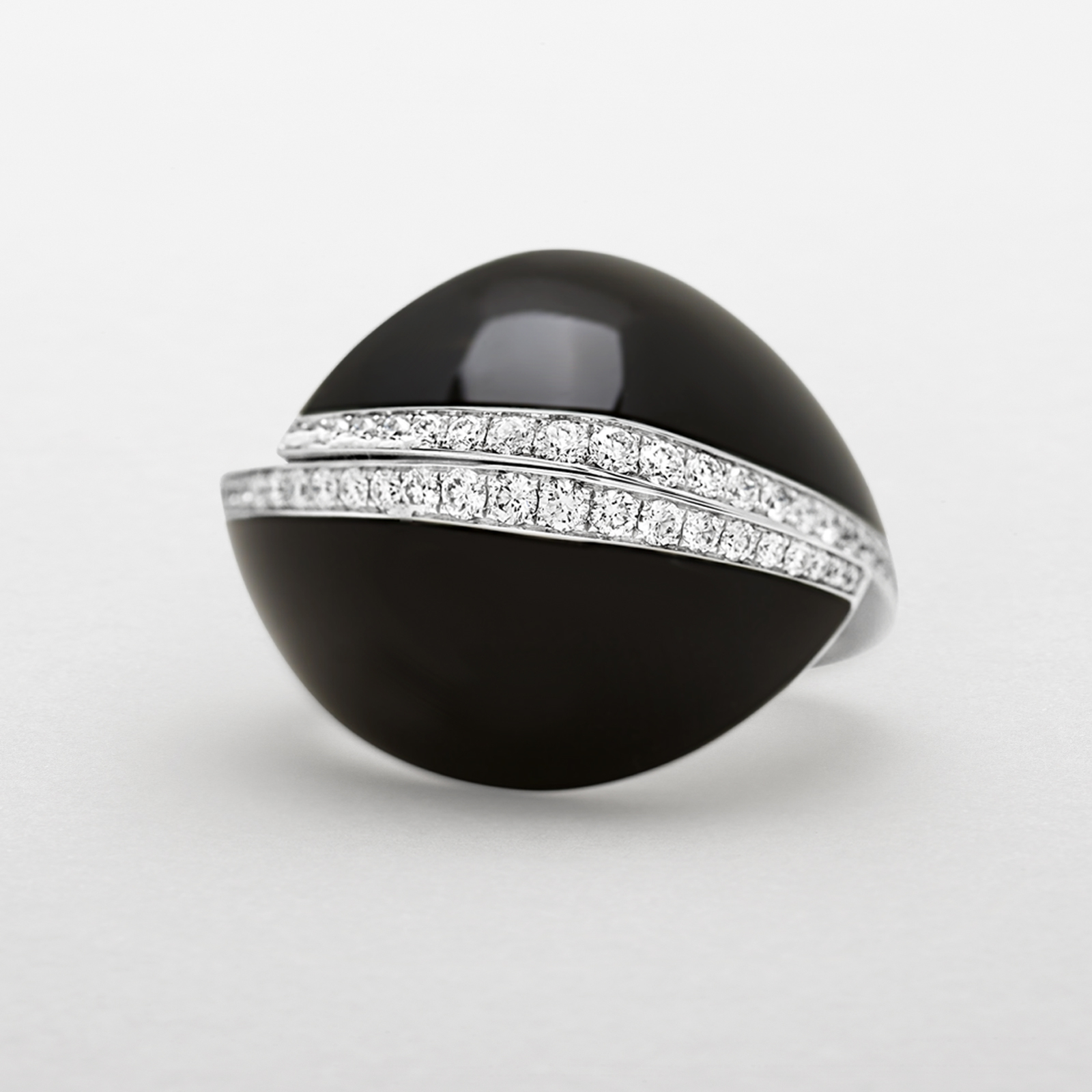 anello in oro bianco, onice e diamanti