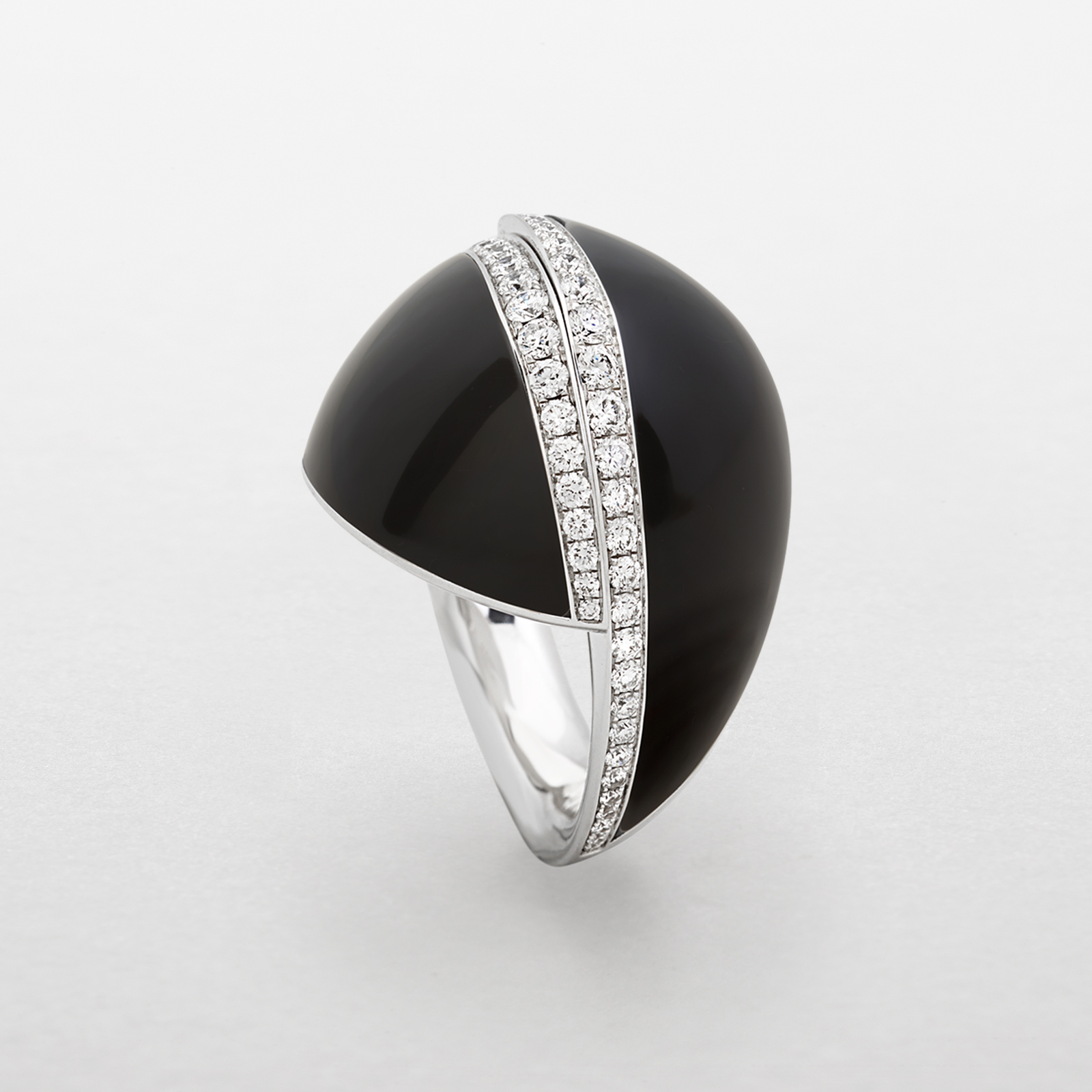white gold with onix and diamonds ring