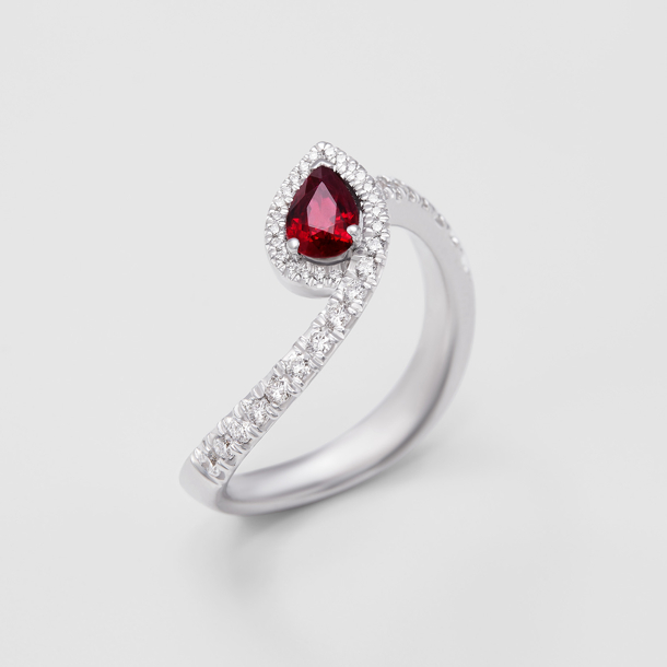 anello in oro bianco, diamanti e rubino