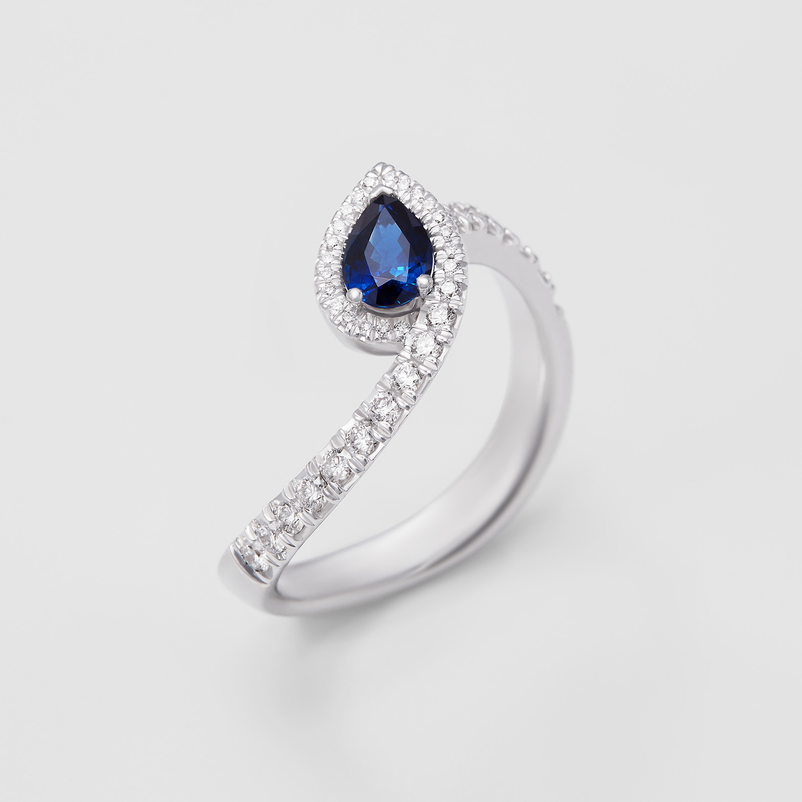 anello in oro bianco, diamanti e zaffiro