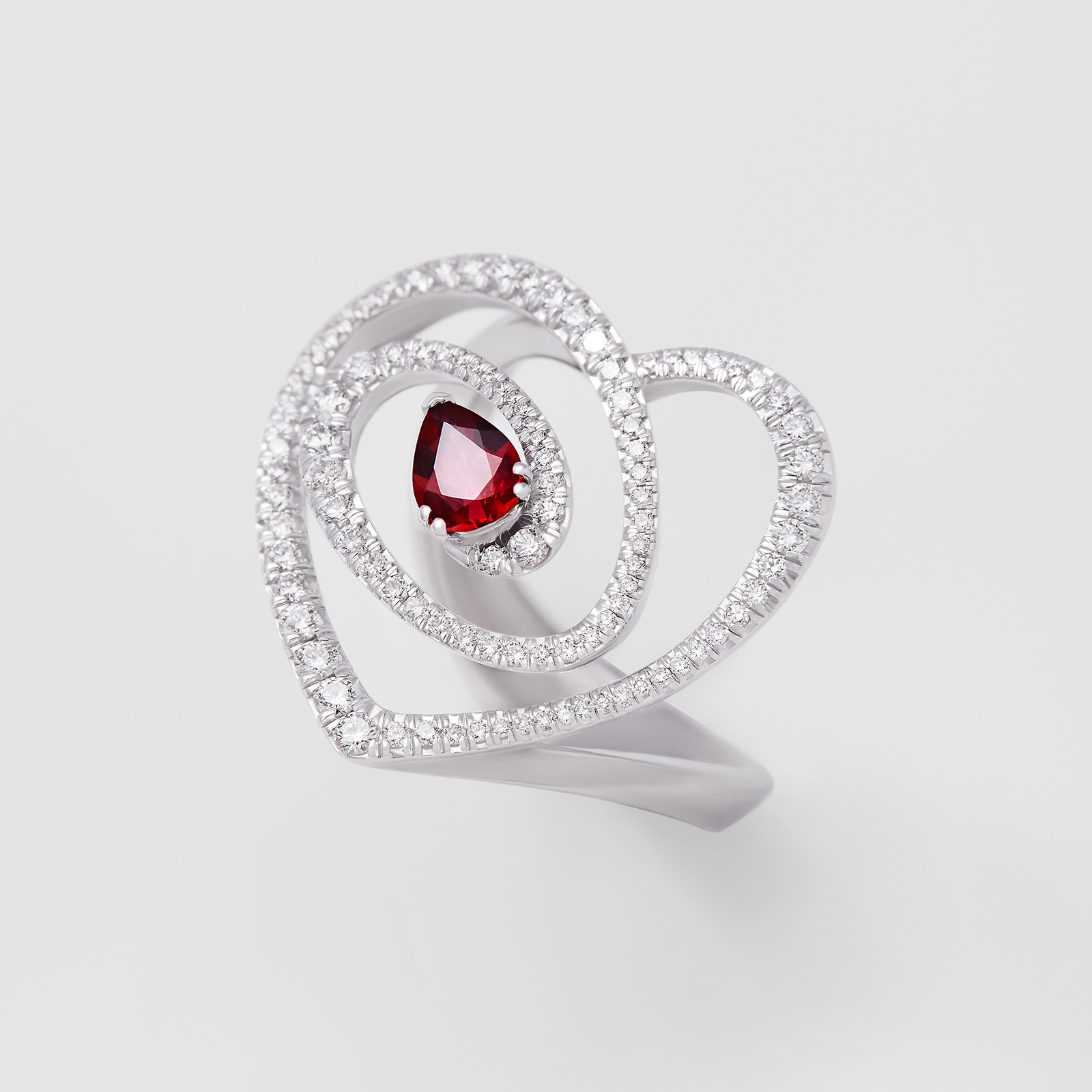 anello in oro bianco, diamanti e rubino