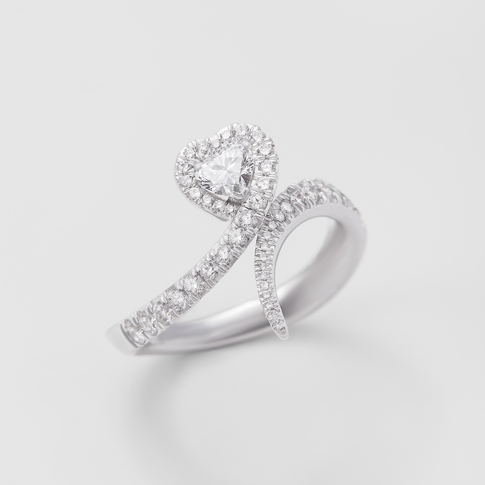 anello in oro bianco e diamanti