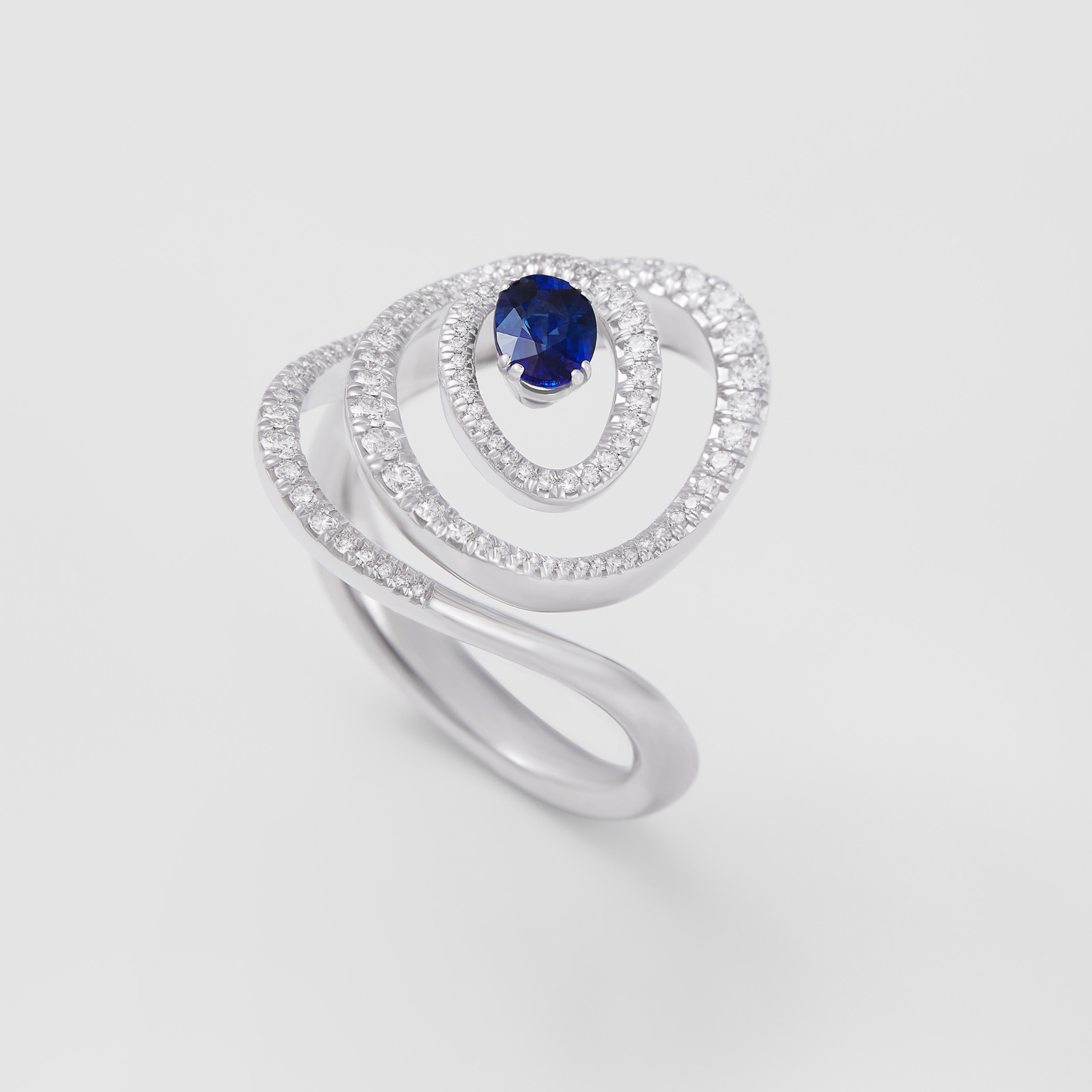 anello in oro bianco, diamanti e zaffiro