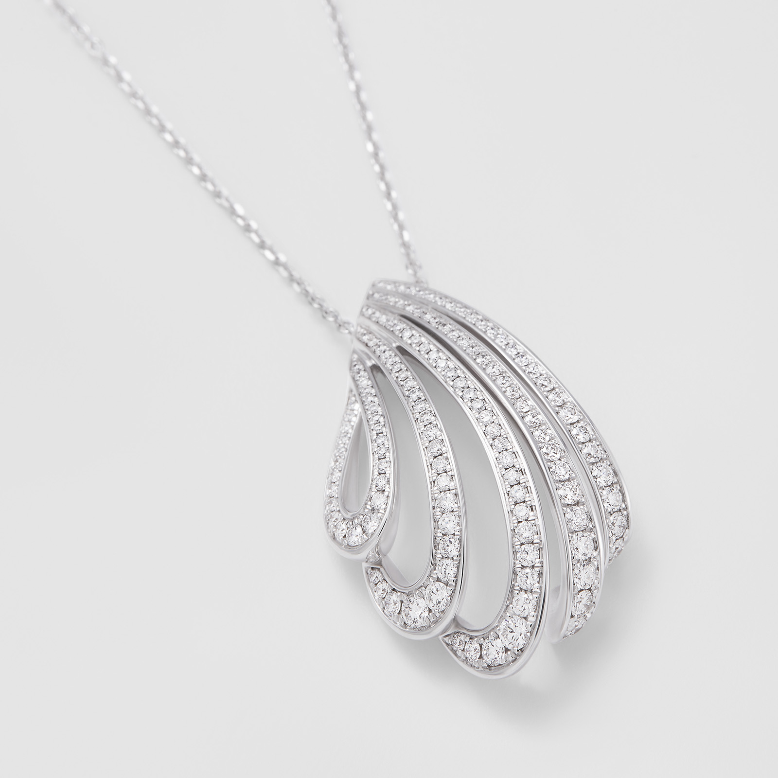 white gold and diamonds necklace