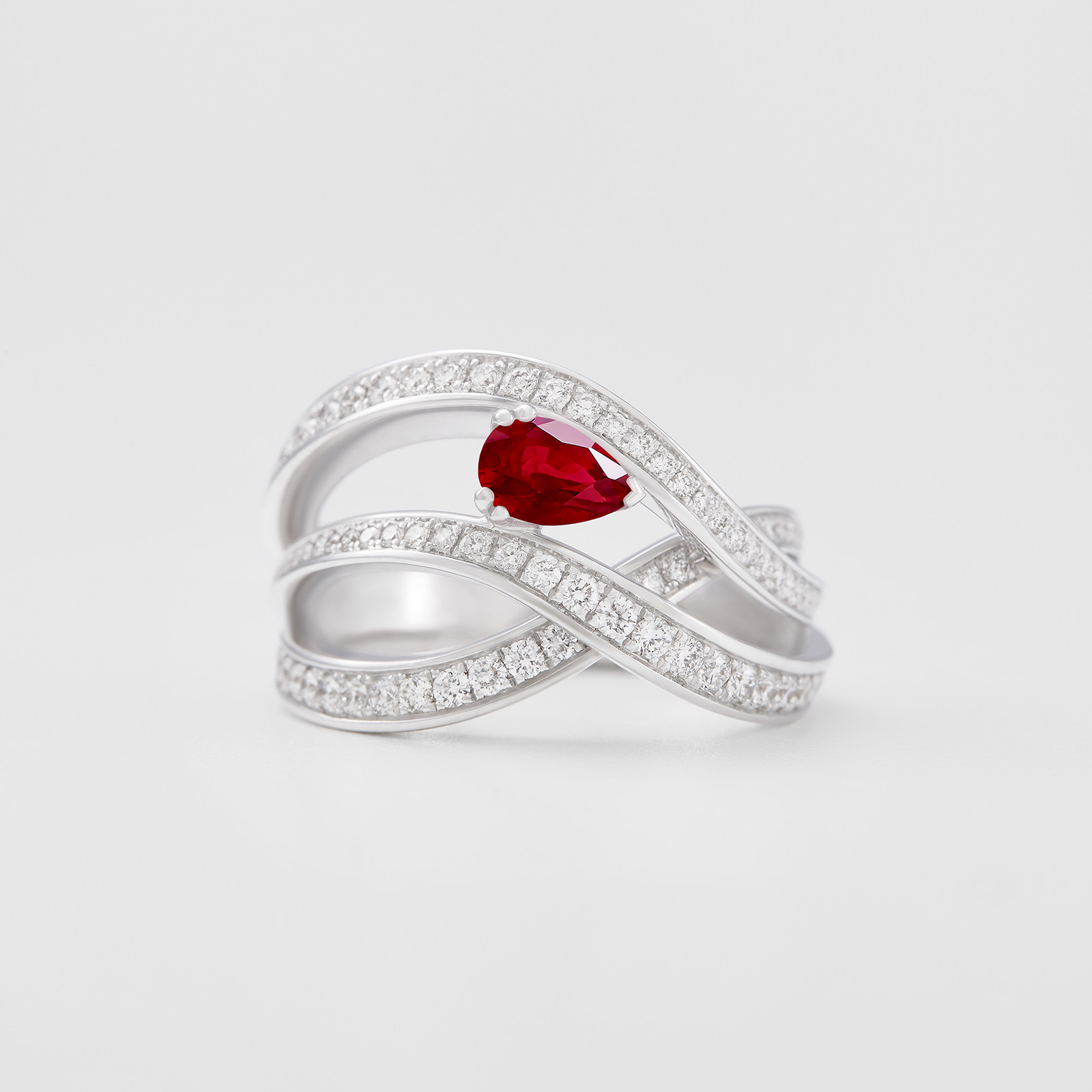 anello in oro bianco, diamanti e rubino