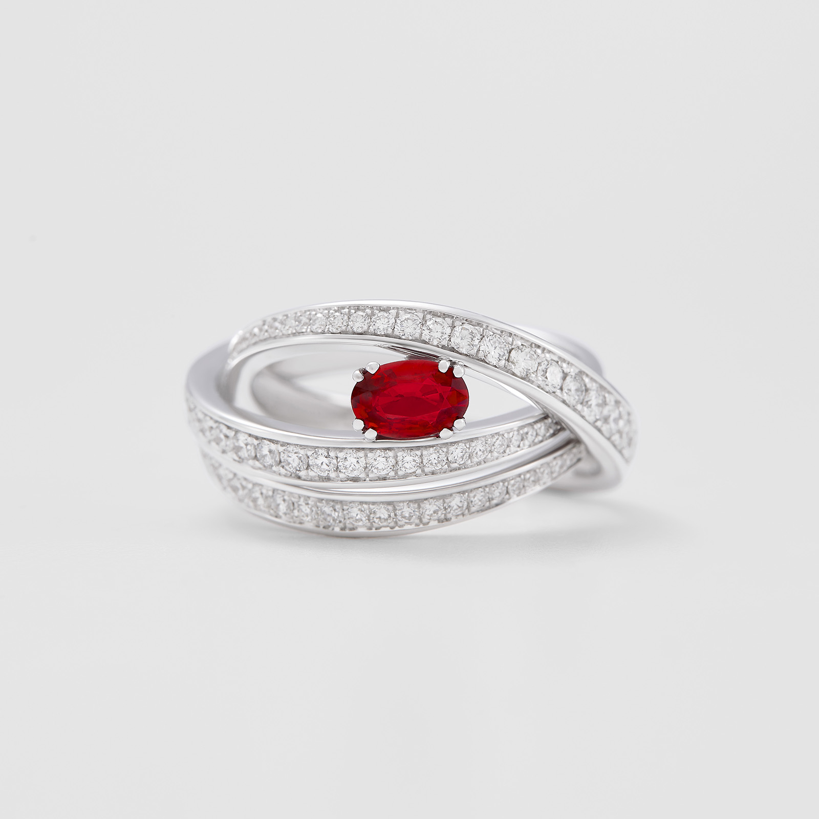 anello in oro bianco, diamanti e rubino