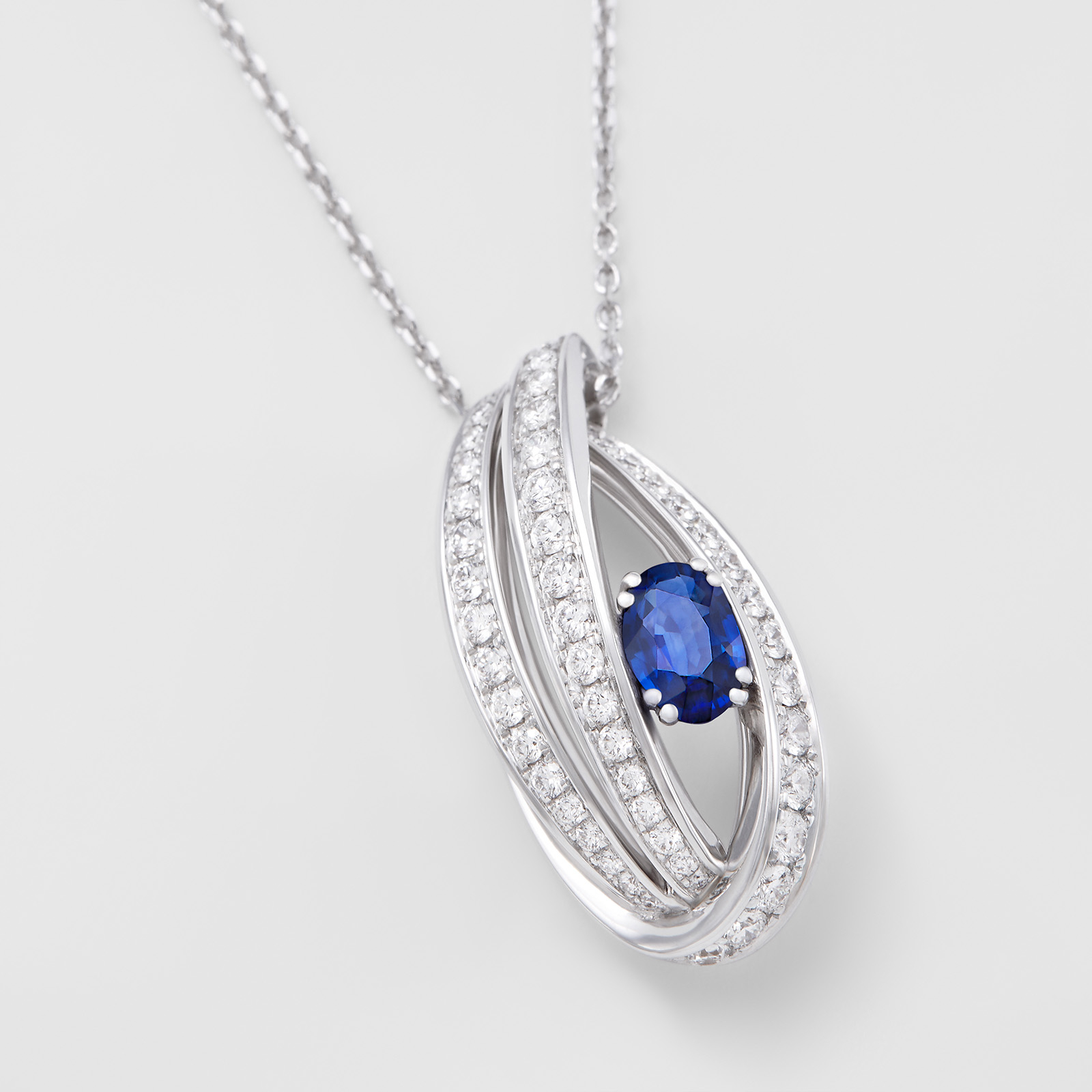 girocollo in oro bianco, diamanti e zaffiro
