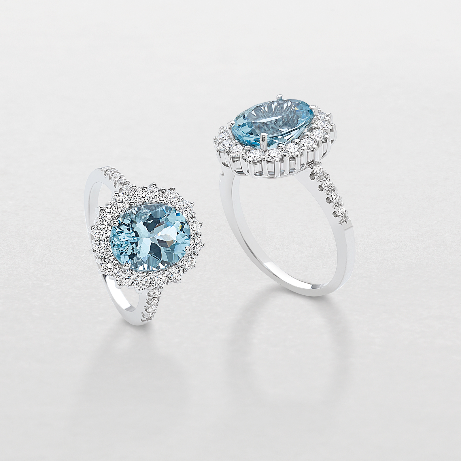 anello in oro bianco, diamanti e acquamarina