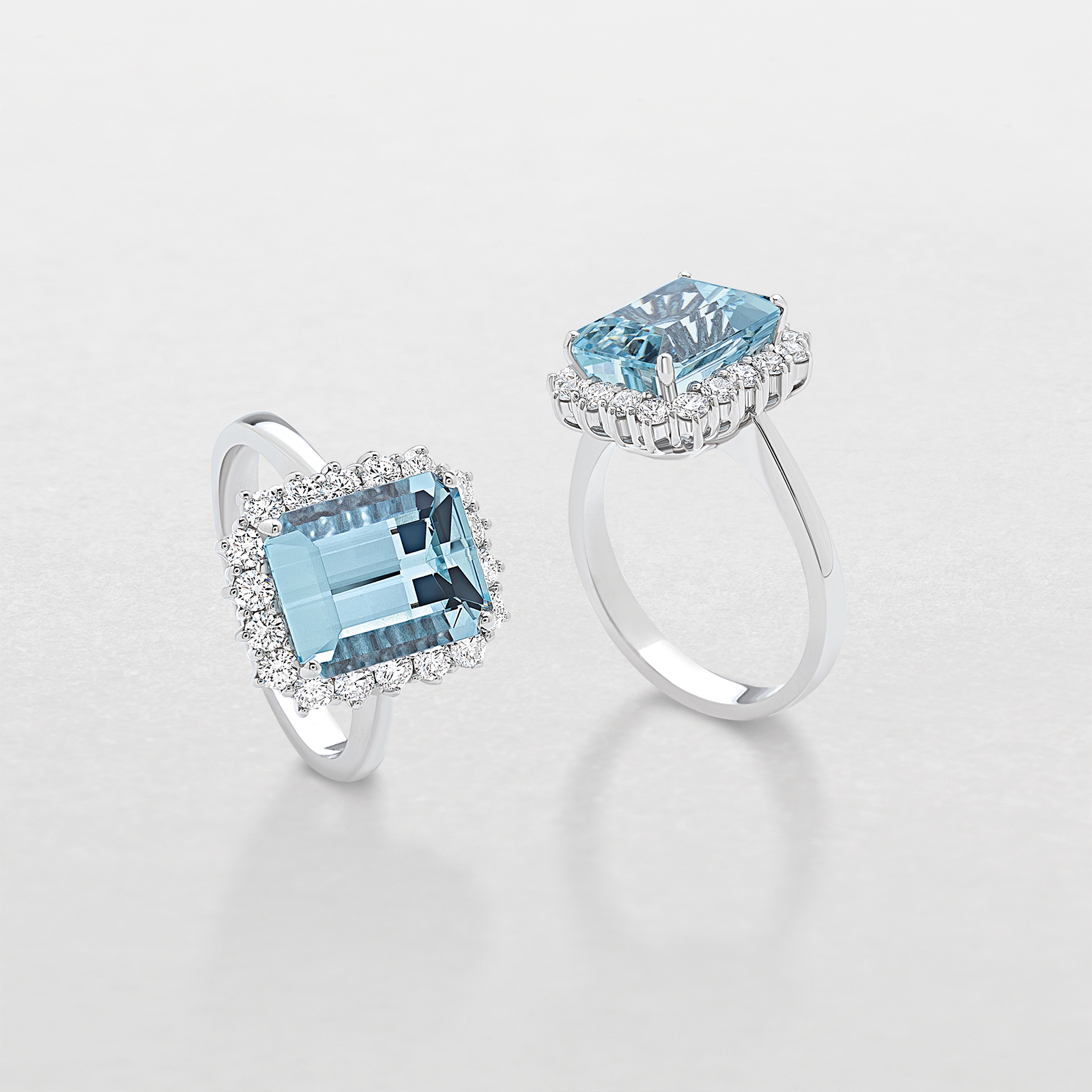 anello in oro bianco, diamanti e acquamarina