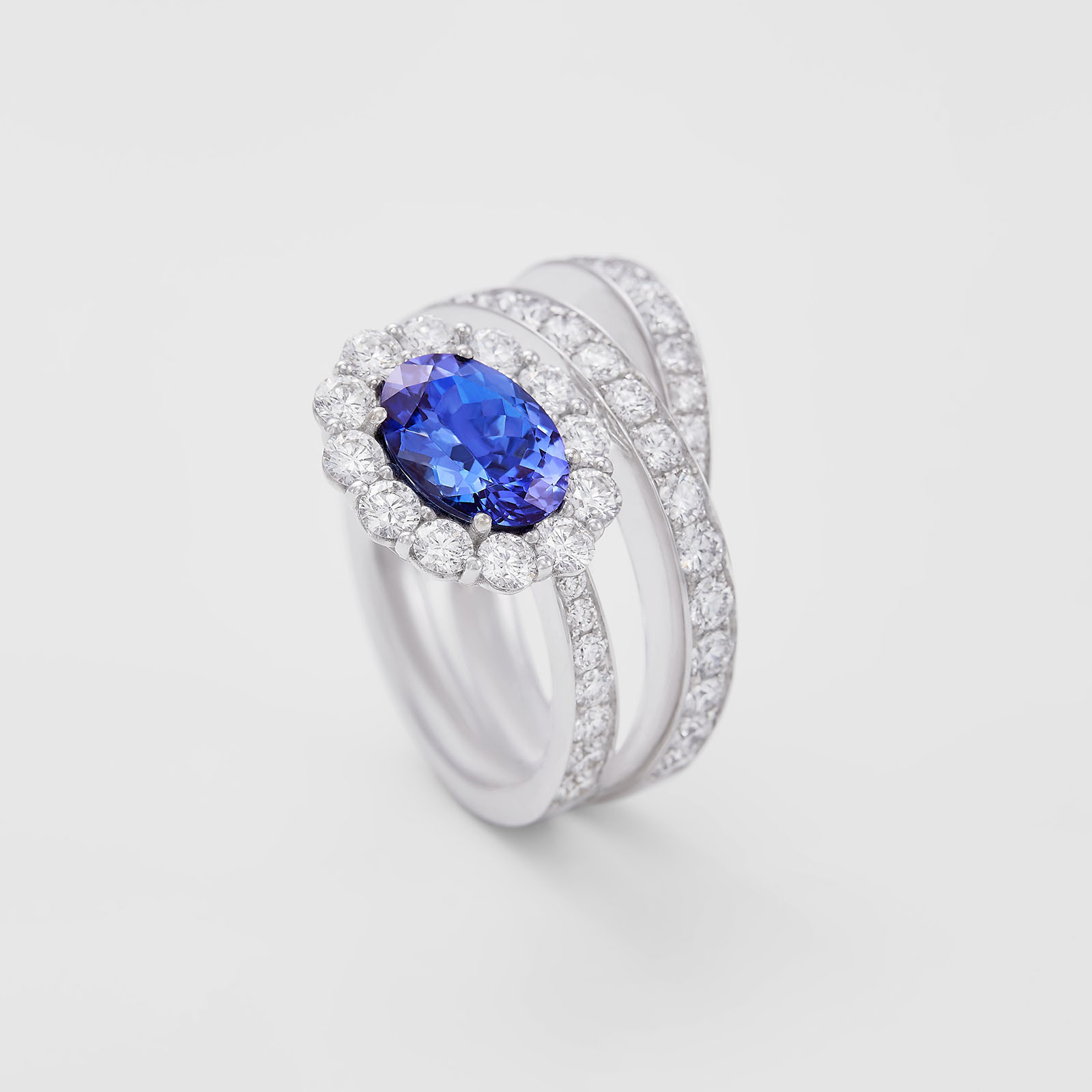 anello in oro bianco, diamanti e tanzanite
