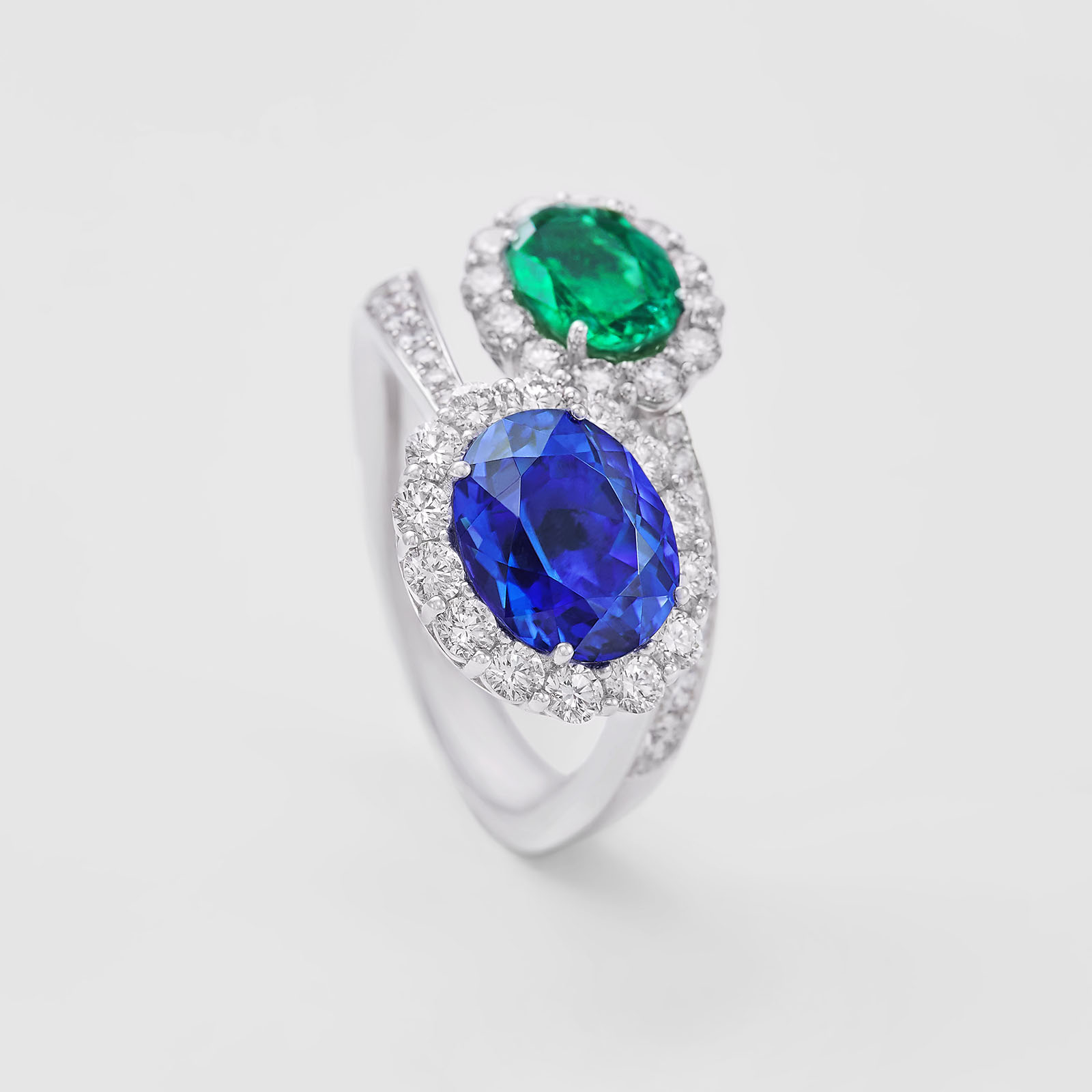 anello in oro bianco, diamanti, smeraldo e tanzanite