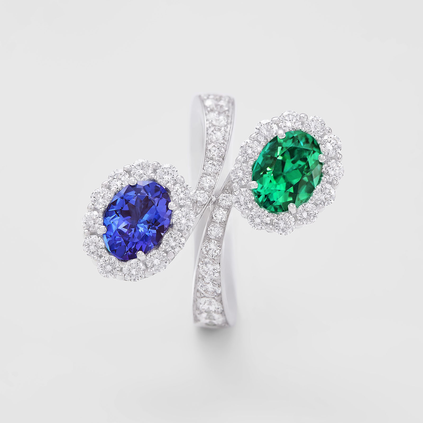 anello in oro bianco, diamanti, smeraldo e tanzanite