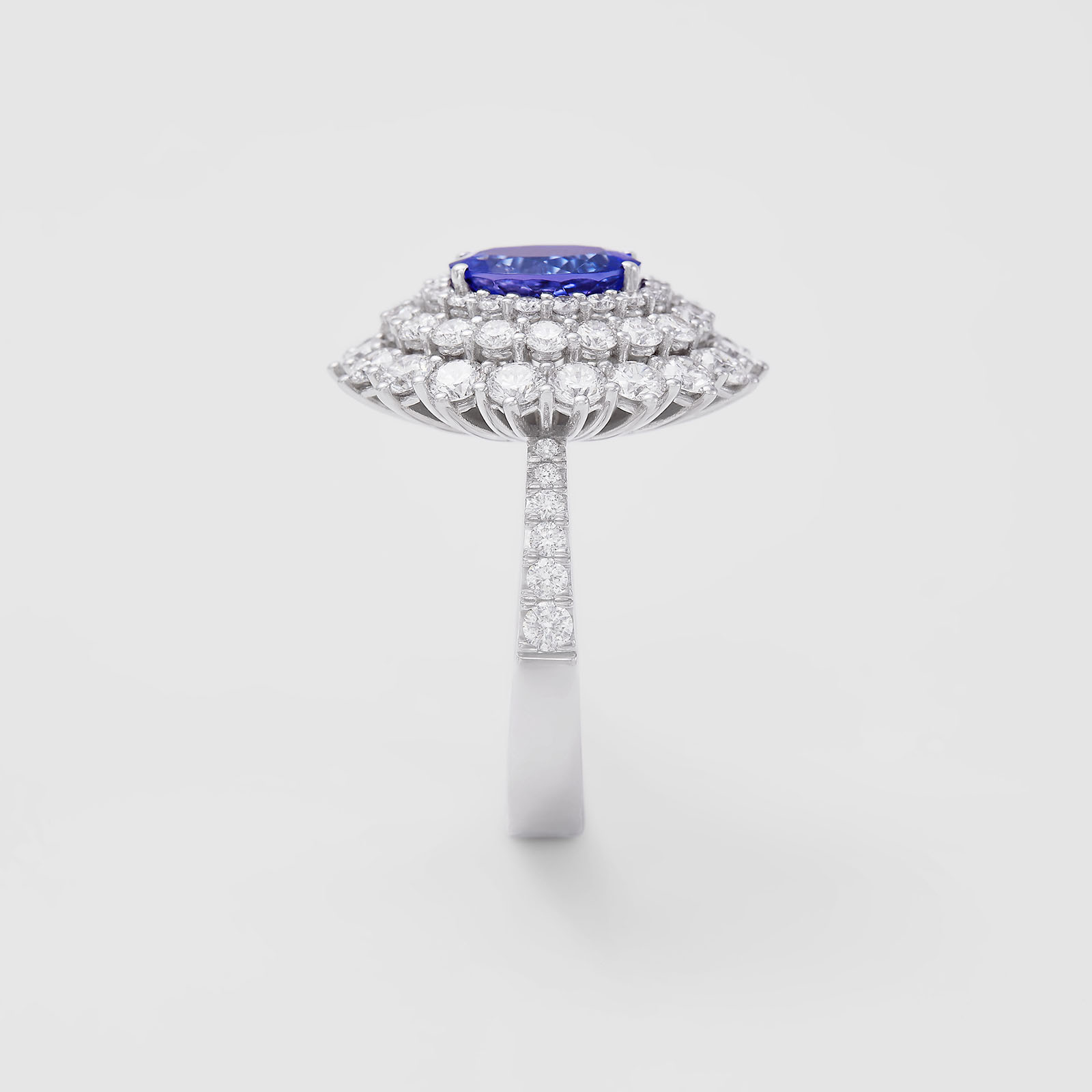 anello in oro bianco, diamanti e tanzanite