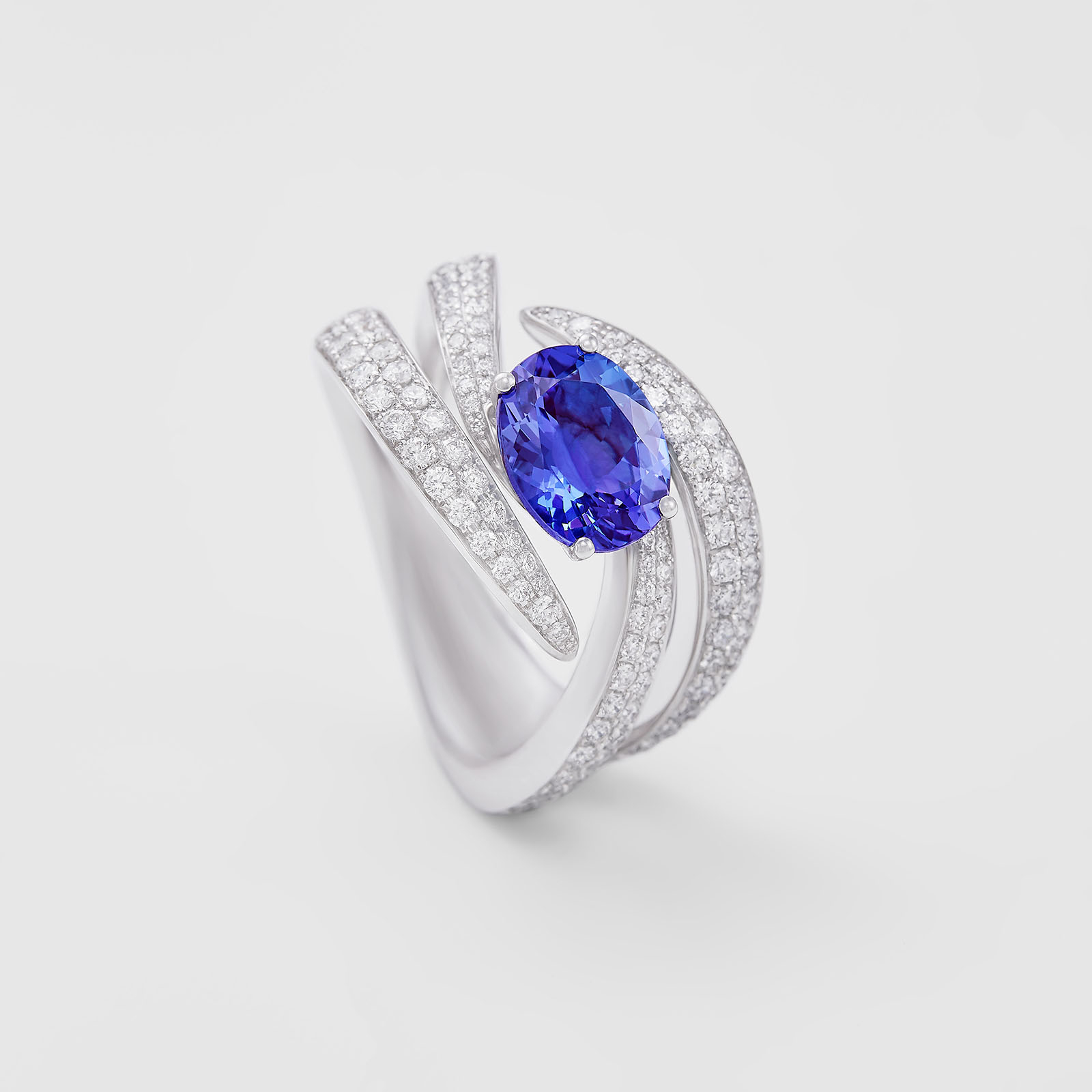 anello in oro bianco, diamanti e tanzanite
