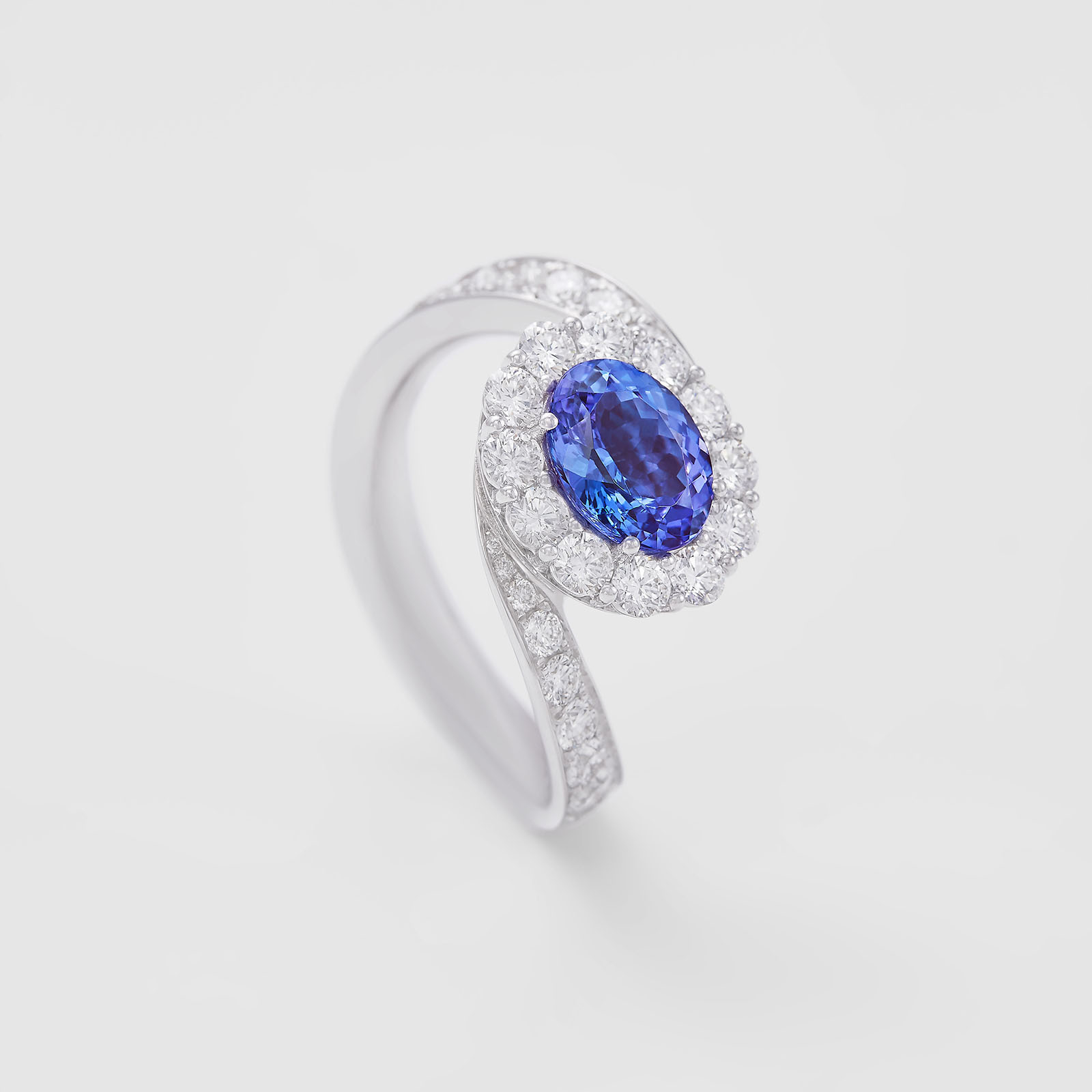 anello in oro bianco, diamanti e tanzanite