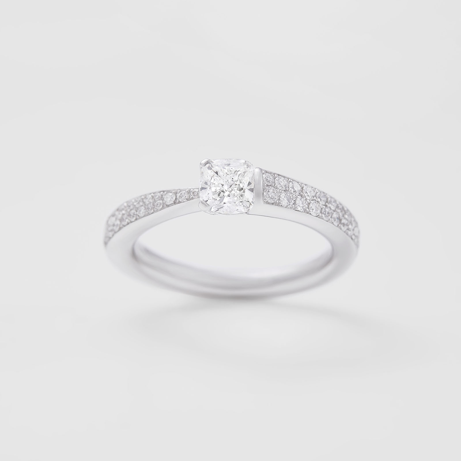 anello in oro bianco e diamanti