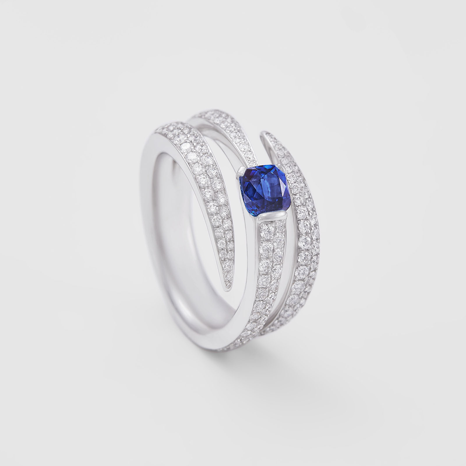 anello in oro bianco, diamanti e zaffiro