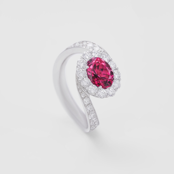 anello in oro bianco, diamanti e tormalina rosa