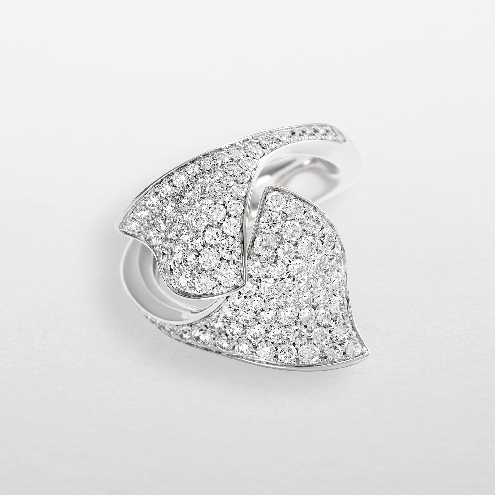 Ring in white gold with diamonds