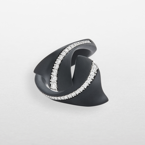 anello in titanio nero, oro bianco e diamanti