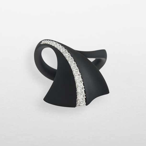 anello in titanio nero, oro bianco e diamanti