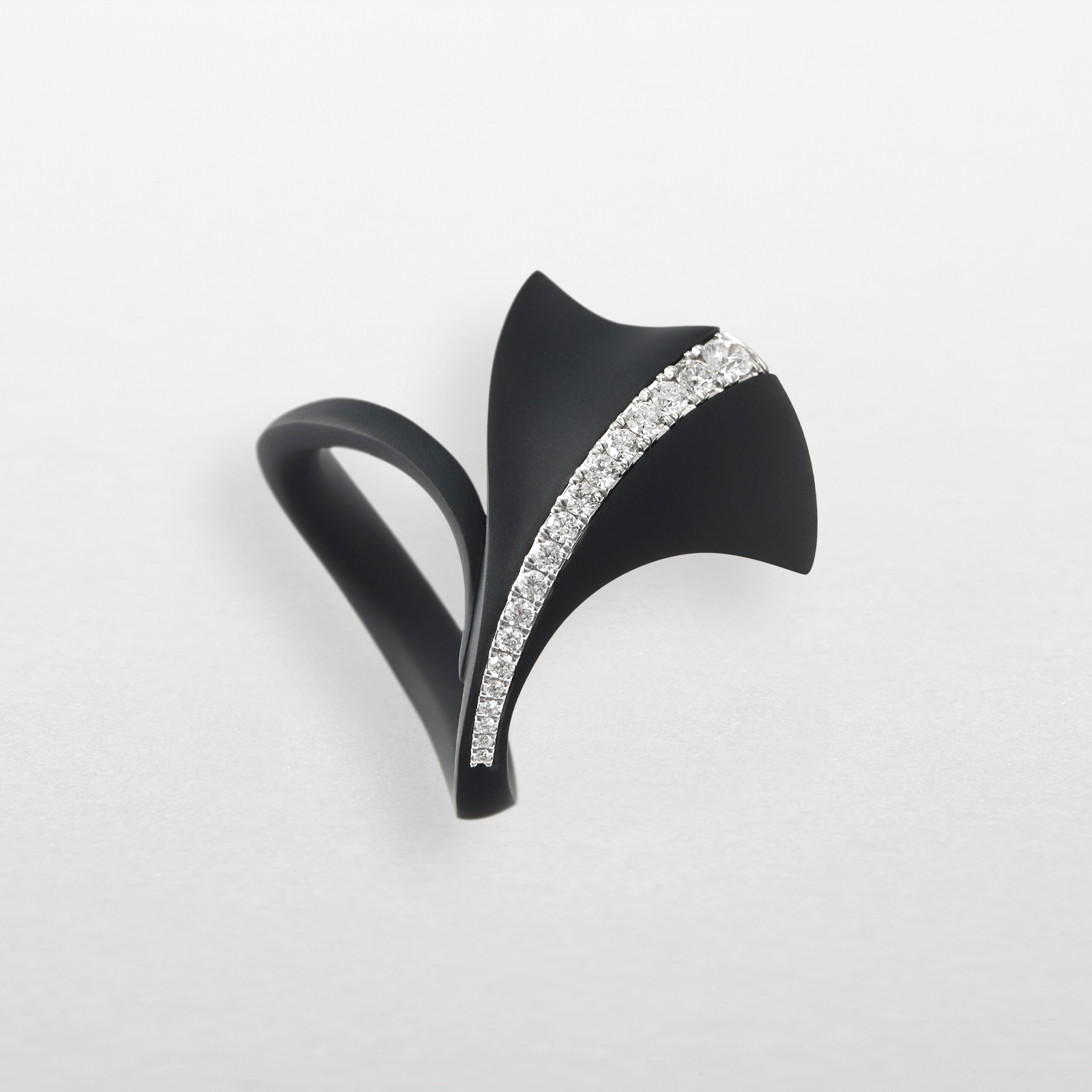 anello in titanio nero, oro bianco e diamanti