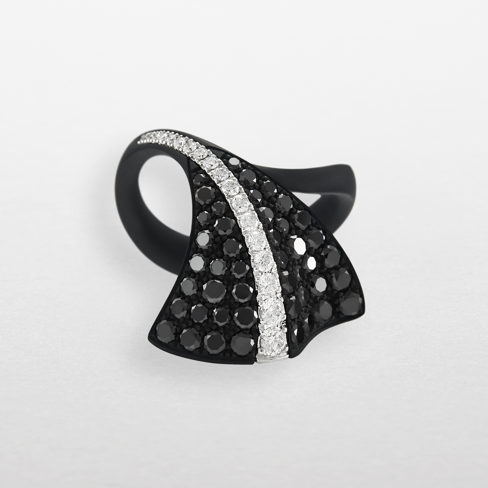 anello in titanio nero, oro bianco e diamanti