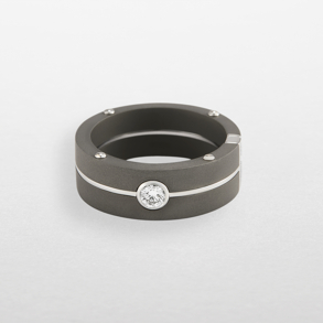 anello in titanio grigio, oro bianco e diamante
