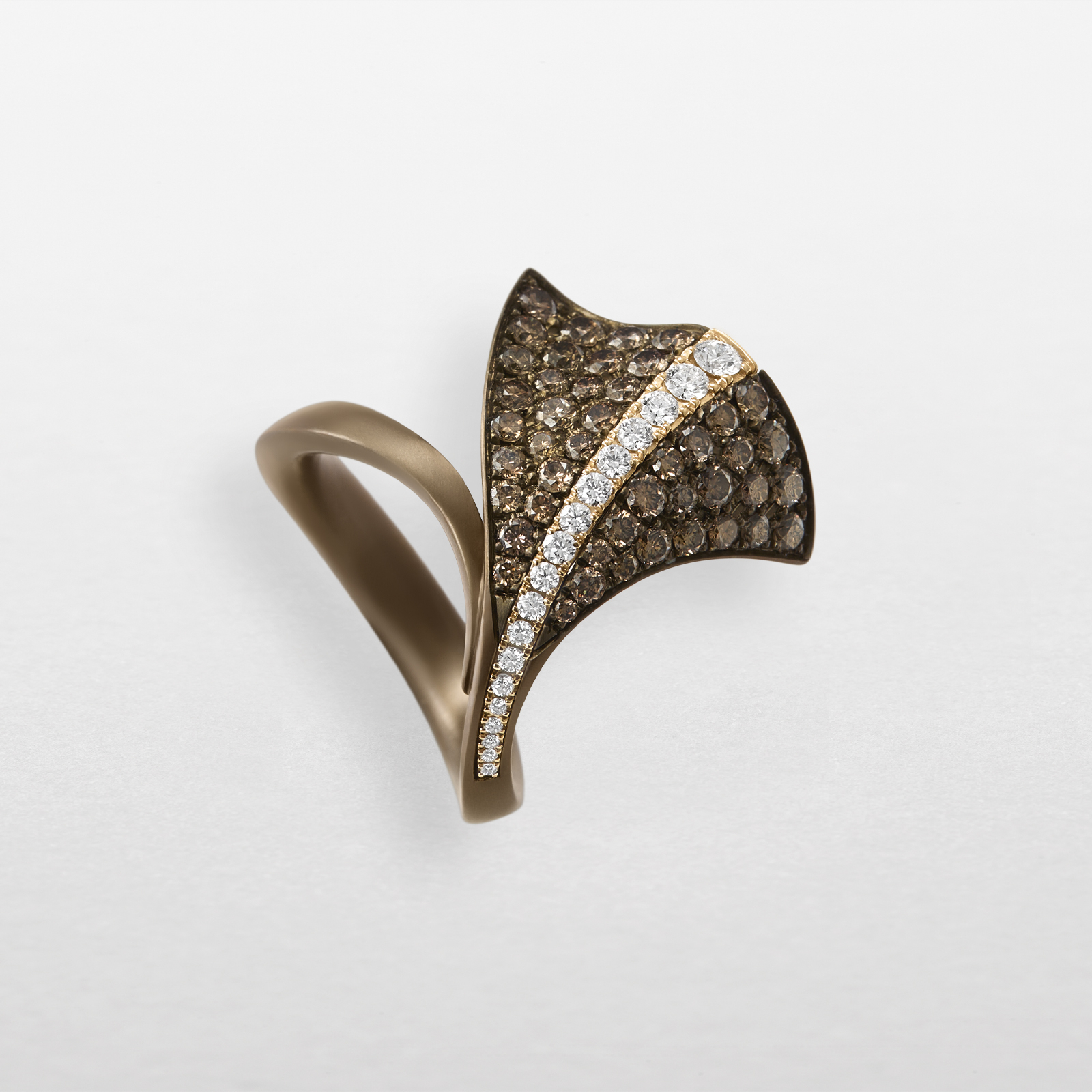 anello in titanio chocolate, oro rosa e diamanti