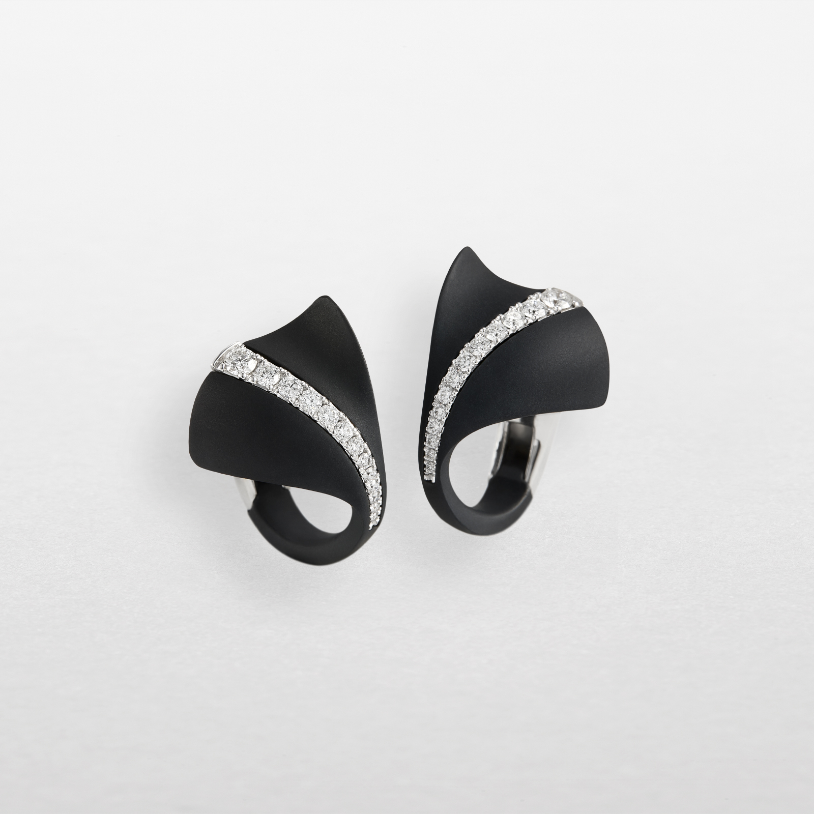 Earrings in black titanium, white gold and diamonds