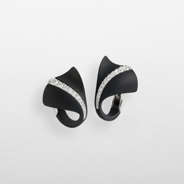 orecchini in titanio nero, oro bianco e diamanti