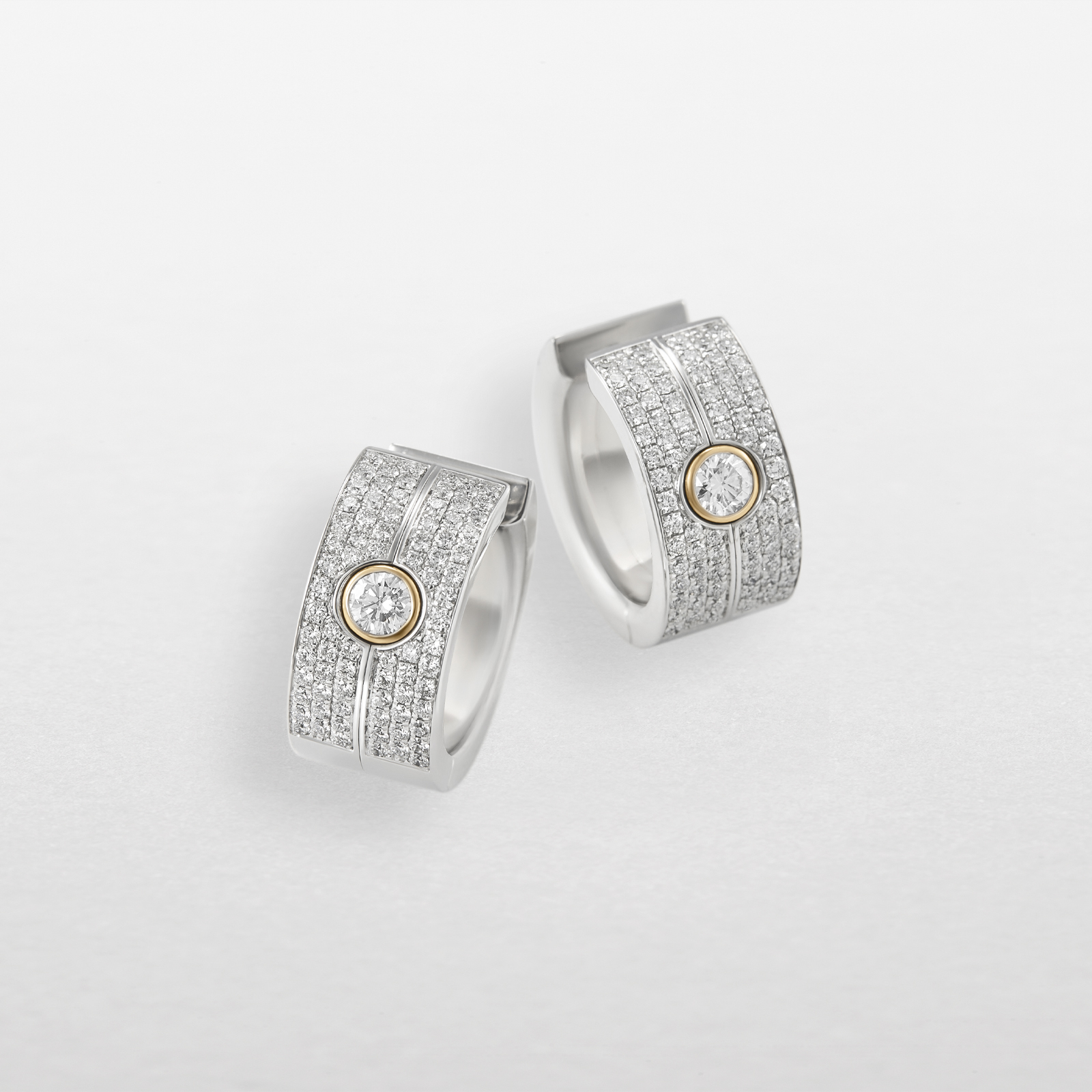 Earrings in white and rose gold with diamonds