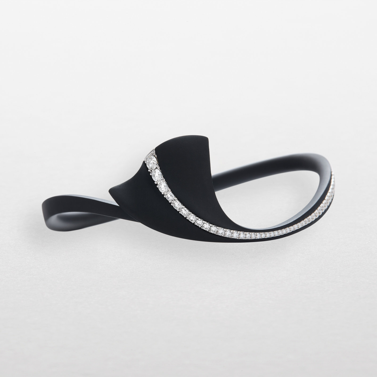 Bracelet in black titanium, white gold and diamonds